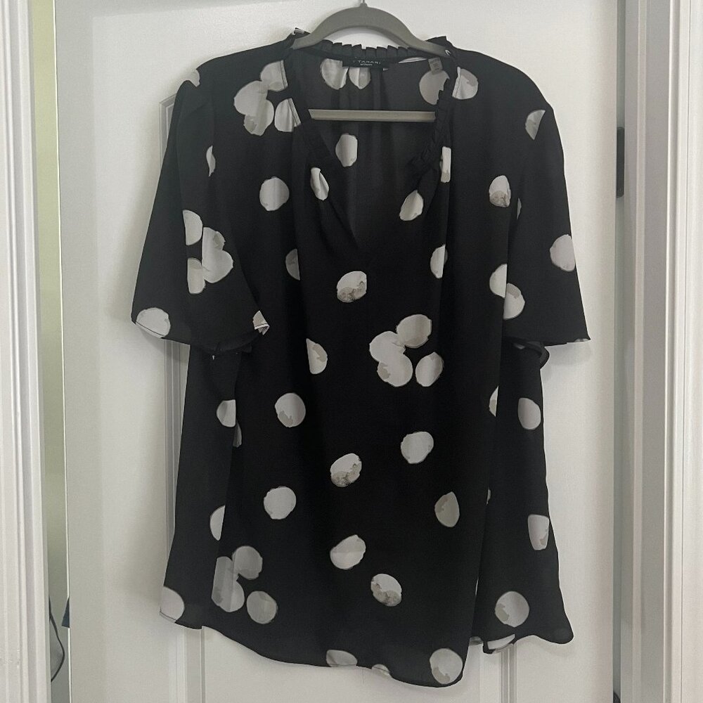 Tahari flowy blouse